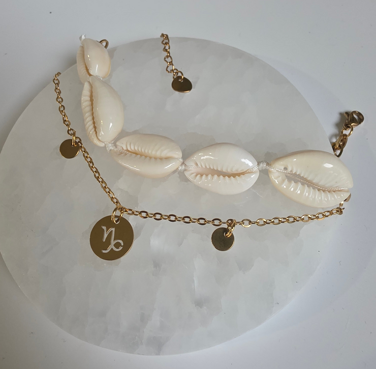 Bracelet de cheville 2 en 1, cauri et sa chaine en acier inoxydable. Avec le signe astrologique capricorne ♑️ il révèle ta personnalité. 