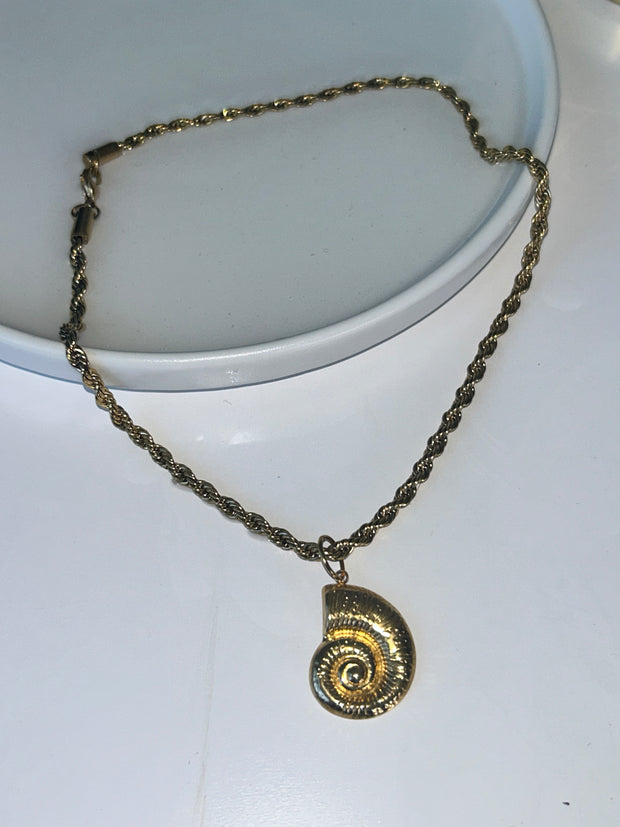 Collier coquillage spirale doré