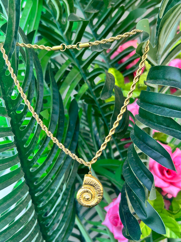 Collier coquillage spirale doré