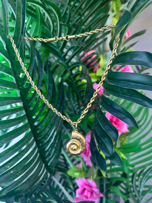 Collier coquillage spirale doré