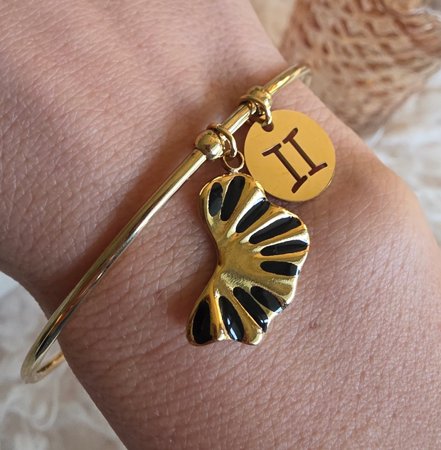 Jonc Astro Wing Therapietra – jonc doré en acier inoxydable avec pendentif aile symbolique, disponible pour tous les signes astrologiques