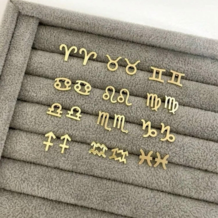 Boucles d’oreilles Astro Saturnia pour les 12 signes du zodiac, bijou raffiné et harmonieux, symbole d’ordre et de perfection.