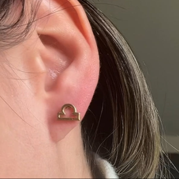 Boucles d’oreilles Astro Saturnia pour la Balance, bijou délicat représentant l’équilibre et la beauté.
