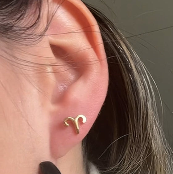 Boucles d’oreilles Astro Saturnia pour le Bélier, bijou audacieux symbolisant la force et la détermination.