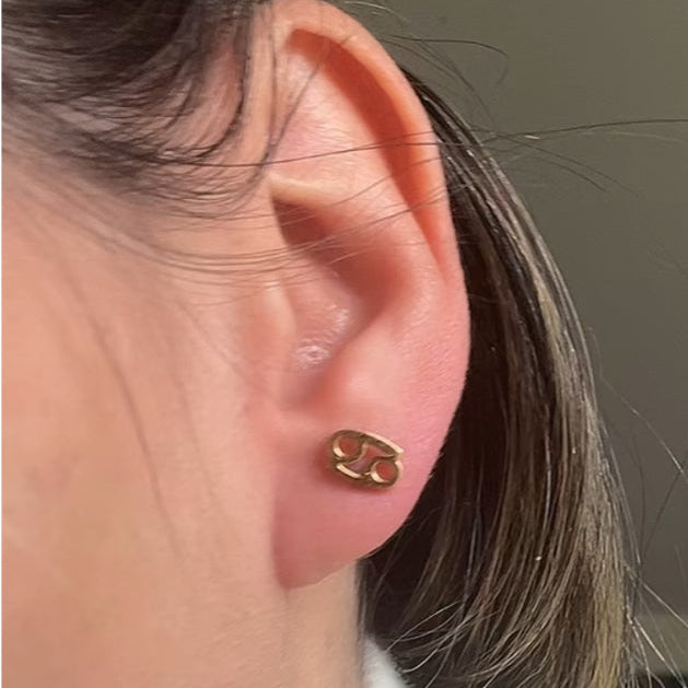 Boucles d’oreilles Astro Saturnia pour le Cancer, bijou protecteur et apaisant, symbole d’émotion et de douceur.