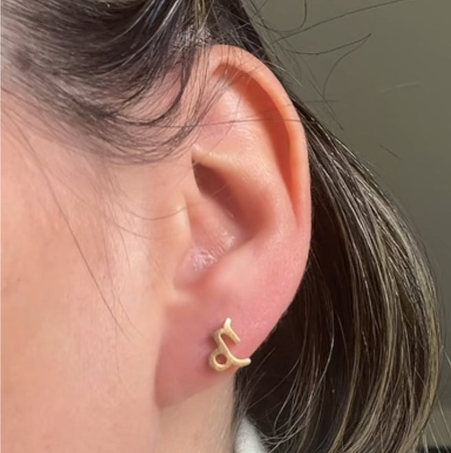 Boucles d’oreilles Astro Saturnia pour le Capricorne, bijou structuré et puissant qui évoque l’ambition et la réussite.