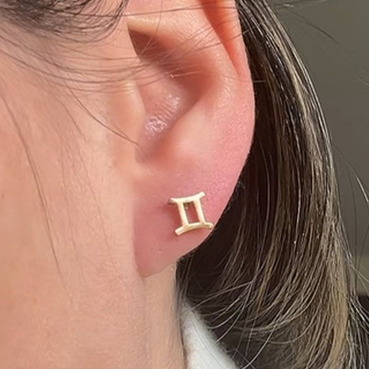Boucles d’oreilles Astro Saturnia pour le Gémeaux, bijou aérien et lumineux qui reflète la légèreté et la curiosité.