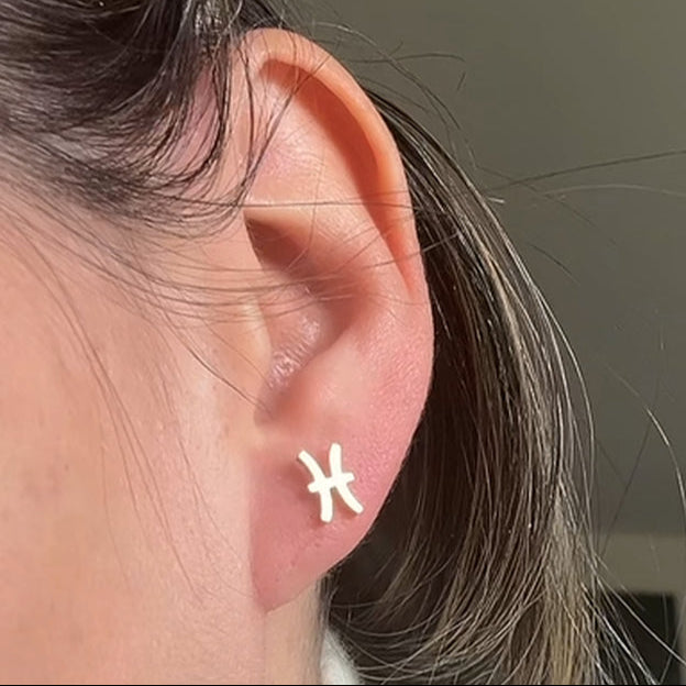 Boucles d’oreilles Astro Saturnia pour le Poissons, bijou mystique et rêveur inspiré de la profondeur émotionnelle.