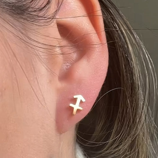 Boucles d’oreilles Astro Saturnia pour le Sagittaire, bijou libre et expansif inspiré de la sagesse de Saturne.