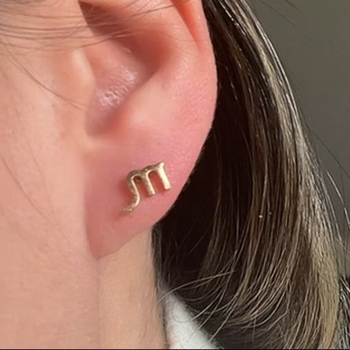 Boucles d’oreilles Astro Saturnia pour le Scorpion, bijou intense et magnétique, symbole de transformation.