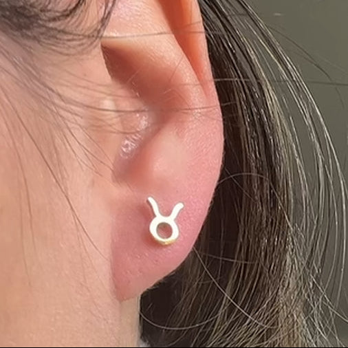 Boucles d’oreilles Astro Saturnia pour le Taureau, bijou stable et élégant, symbole de persévérance et de beauté naturelle.