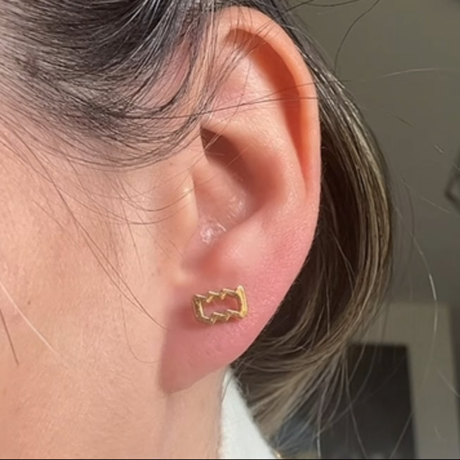 Boucles d’oreilles Astro Saturnia pour le Verseau, bijou original et futuriste, symbole d’innovation et de liberté.