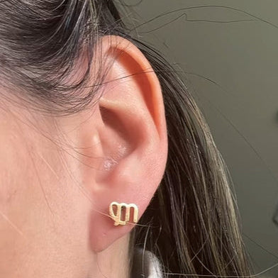 Boucles d’oreilles Astro Saturnia pour la Vierge, bijou raffiné et harmonieux, symbole d’ordre et de perfection.