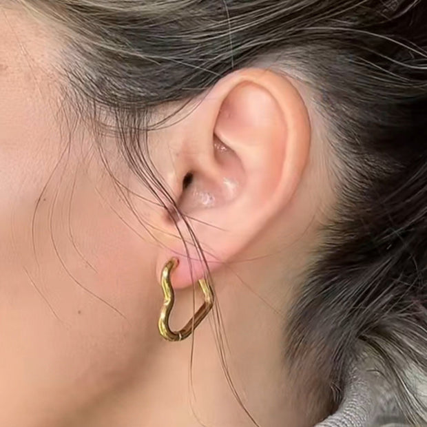 Boucles d’oreilles Cœur Vénusia en acier inoxydable, bijou élégant inspiré de la déesse de l’amour, création Therapietra.