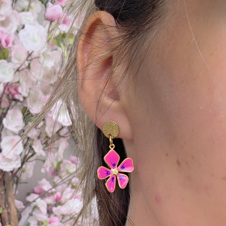 Boucles d’oreilles en forme de fleur rose, bijou féminin et lumineux idéal pour le printemps.