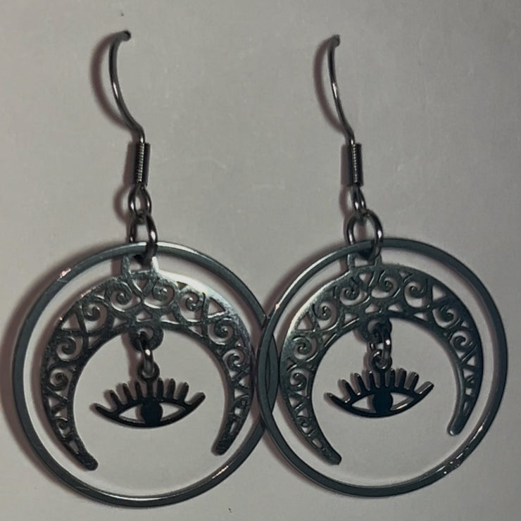 Boucles d’oreilles Neptunia, bijou mystique et élégant évoquant la mer et la sensibilité intérieure.