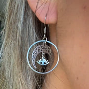 Boucles d’oreilles Neptunia en acier inoxydable, bijou inspiré de l’énergie intuitive de Neptune, création Therapietra.