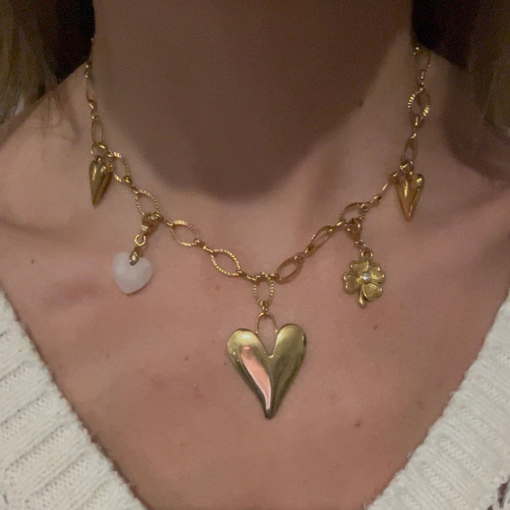 Collier Amara en acier inoxydable doré signé Therapietra, symbole d’amour éternel et de bienveillance. Bijou énergétique porte-bonheur du cœur.