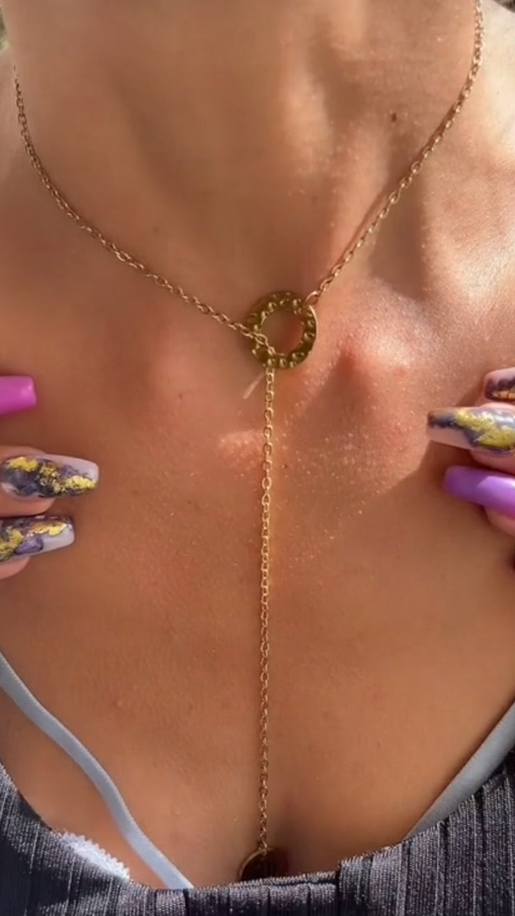 Collier Astro Andromeda en acier inoxydable, bijou délicat et équilibré représentant la pureté, l’ordre et la sagesse intérieure.