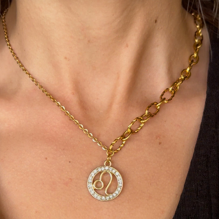 Collier Astro Callista en acier inoxydable pour le Lion, bijou doré et rayonnant incarnant la fierté et la brillance intérieure.