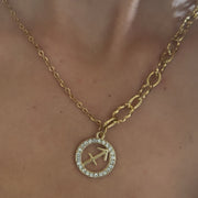 Collier Astro Callista en acier inoxydable pour le Sagittaire, bijou inspirant et libre reflétant l’aventure et la sagesse.