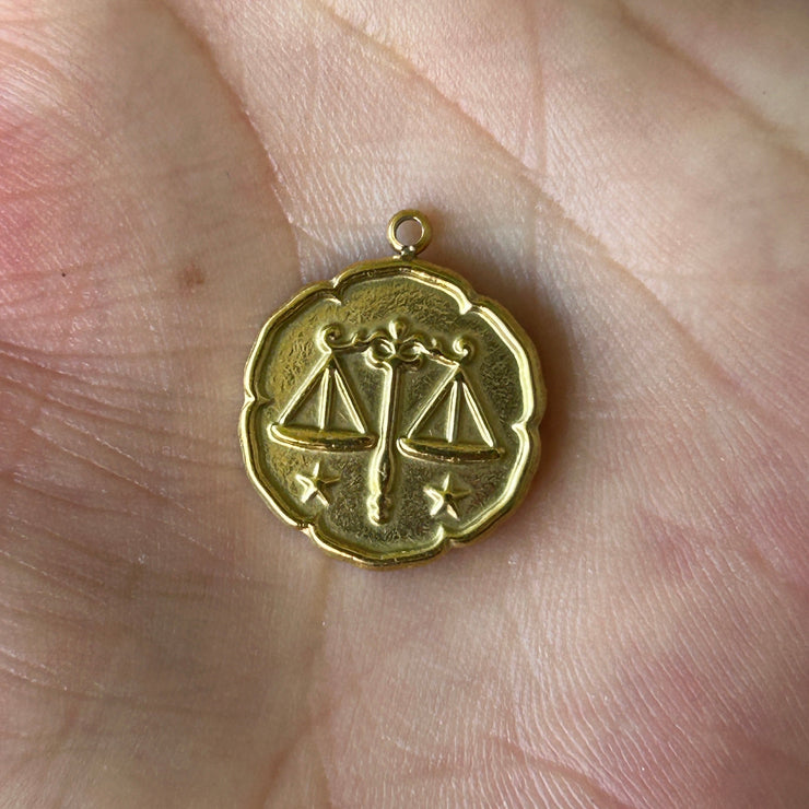 Collier Astro Helia en acier inoxydable doré pour la Balance, bijou harmonieux et élégant incarnant la beauté, la lumière et l’amour.