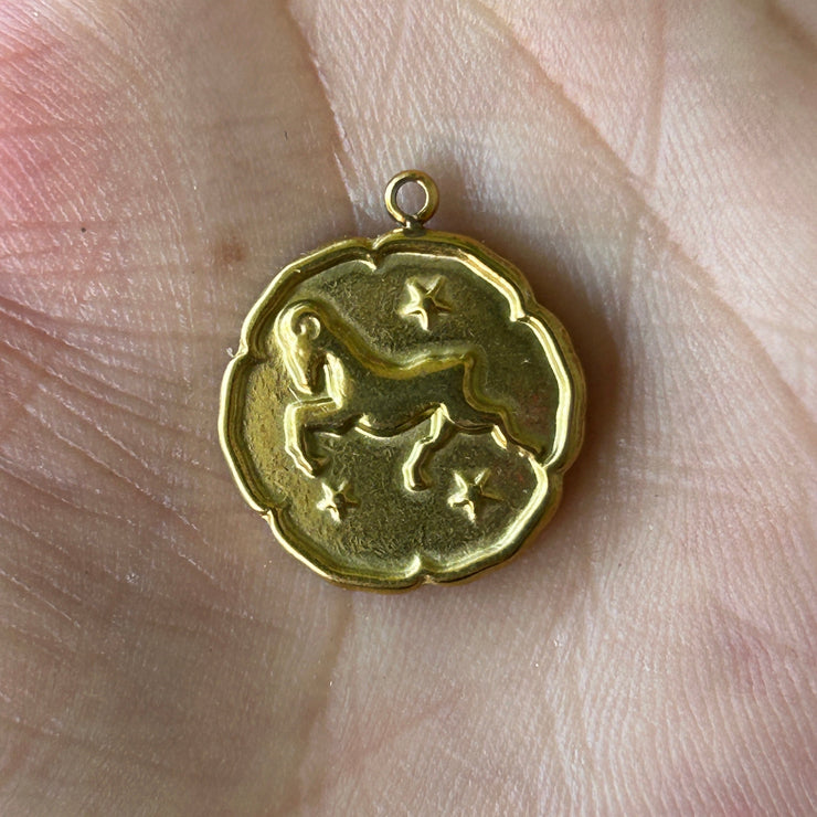 Collier Astro Helia en acier inoxydable doré pour le Bélier, bijou solaire symbolisant la force, la confiance et la vitalité.