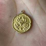 Collier Astro Helia en acier inoxydable doré pour le Cancer, bijou protecteur inspiré par la lumière du cœur et l’intuition.