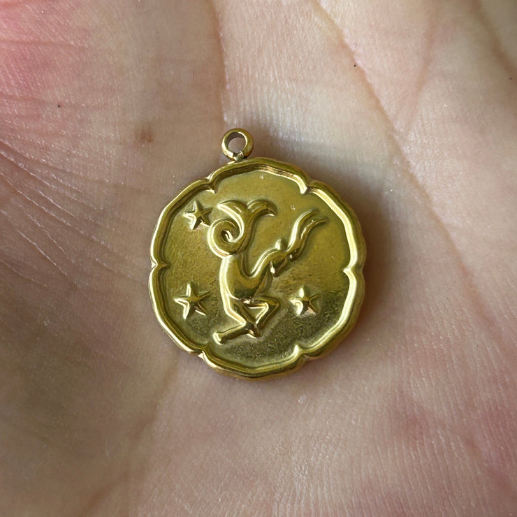 Collier Astro Helia en acier inoxydable doré pour le Capricorne, bijou structuré et lumineux reflétant la persévérance et la réussite.