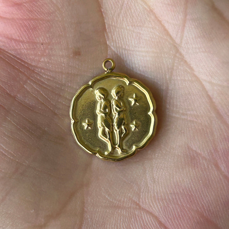 Collier Astro Helia en acier inoxydable doré pour le Gémeaux, bijou lumineux incarnant la curiosité, la légèreté et l’esprit libre.