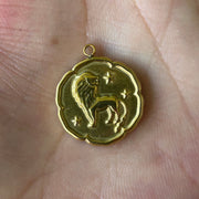 Collier Astro Helia en acier inoxydable doré pour le Lion, bijou rayonnant incarnant la fierté, la brillance et la confiance solaire.
