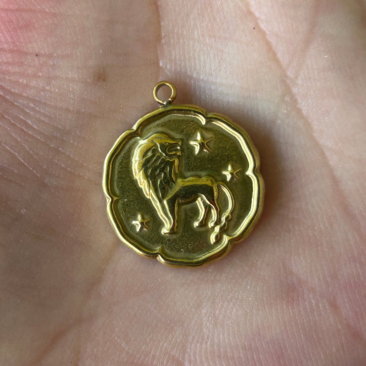 Collier Astro Helia en acier inoxydable doré pour le Lion, bijou rayonnant incarnant la fierté, la brillance et la confiance solaire.