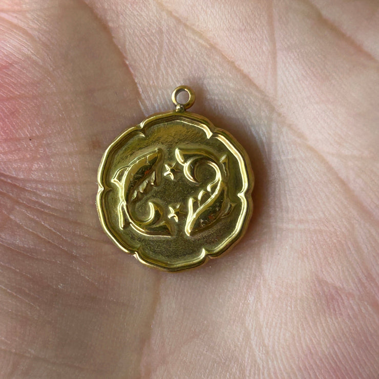 Collier Astro Helia en acier inoxydable doré pour le Poissons, bijou doux et spirituel inspiré par la compassion et la lumière intérieure.