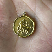 Collier Astro Helia en acier inoxydable doré pour le Sagittaire, bijou inspirant et aventurier, symbole de liberté et d’optimisme.