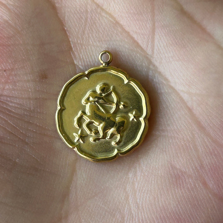 Collier Astro Helia en acier inoxydable doré pour le Sagittaire, bijou inspirant et aventurier, symbole de liberté et d’optimisme.