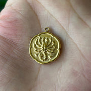 Collier Astro Helia en acier inoxydable doré pour le Scorpion, bijou intense et magnétique symbolisant la passion et la transformation solaire.