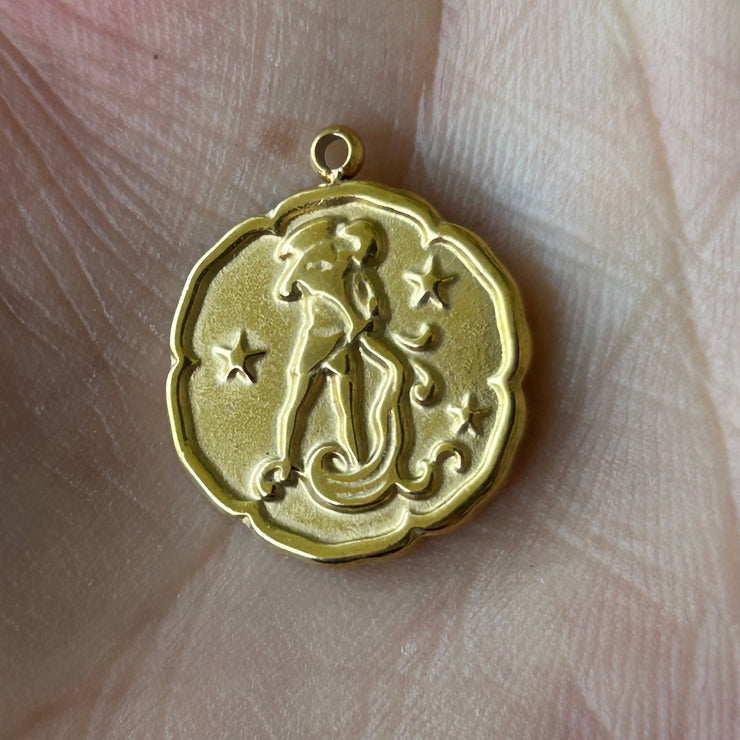 Collier Astro Helia en acier inoxydable doré pour le Verseau, bijou moderne et original représentant la créativité et la clarté d’esprit.