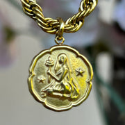 Collier Astro Helia en acier inoxydable pour la Vierge, bijou délicat symbolisant la clarté, la précision et l’équilibre intérieur.