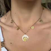 Collier Astro Luna pour la Balance, bijou raffiné qui incarne l’élégance, l’amour et l’équilibre.