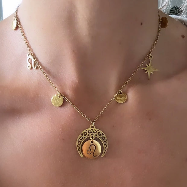Collier Astro Luna pour le Lion, bijou doré et rayonnant, symbole de confiance et d’affirmation de soi.