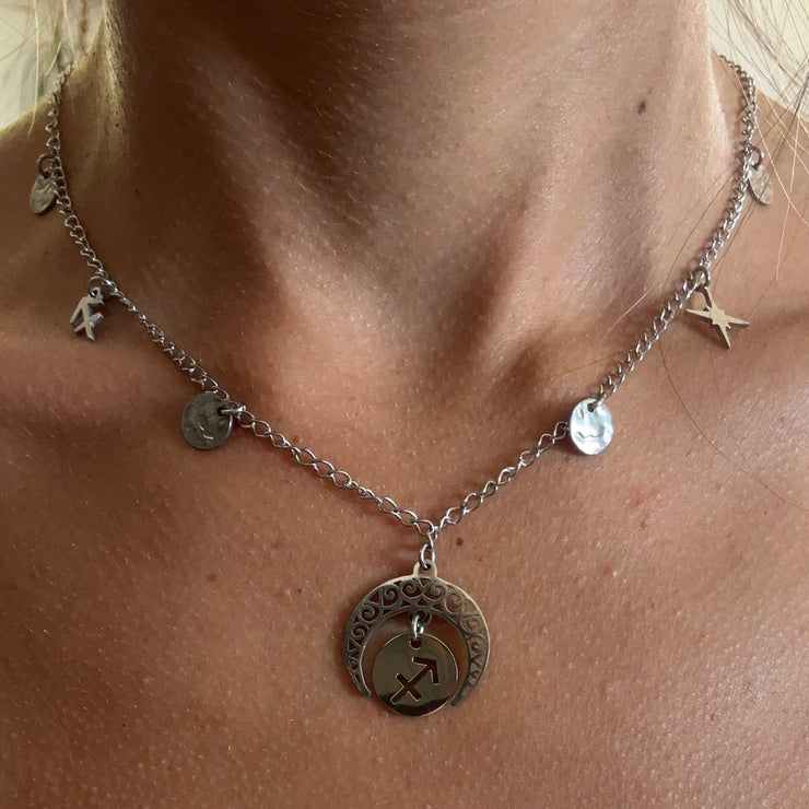 Collier Astro Luna argenté pour le Sagittaire, bijou libre et inspirant, reflet de la quête de vérité et d’aventure.