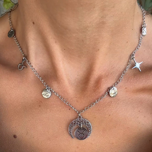 Collier Astro Luna argentée pour le Taureau, bijou apaisant qui relie à la stabilité, la tendresse et la douceur émotionnelle.