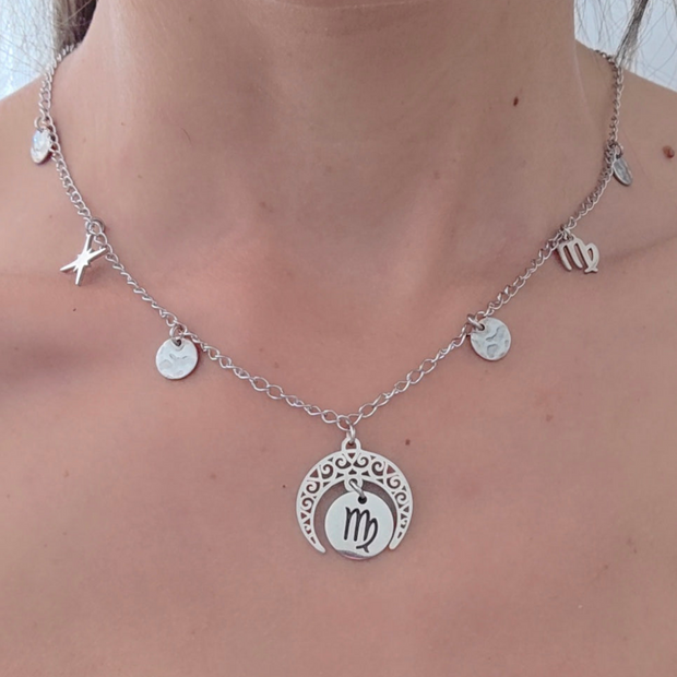 Collier Astro Luna argenté pour la Vierge, bijou harmonieux et délicat qui reflète la sagesse, la précision et la pureté intérieure.