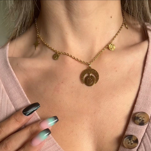 Collier Astro Luna en acier inoxydable pour la Vierge, bijou harmonieux et délicat qui reflète la sagesse, la précision et la pureté intérieure.