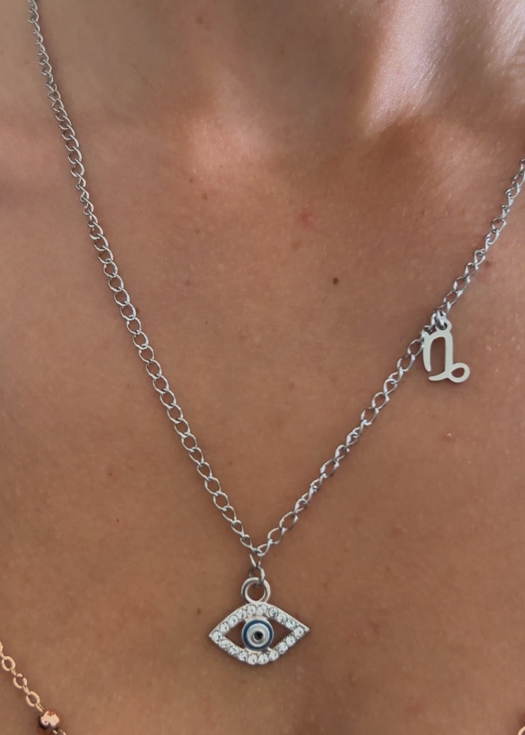 Collier Astro Oriana en acier inoxydable argenté pour le Capricorne, bijou structuré et sobre incarnant la discipline et la réussite.