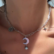 Collier Astro ras de cou Astraïa en acier inoxydable pour le Lion, bijou argenté et rayonnant incarnant la fierté et le charisme naturel.