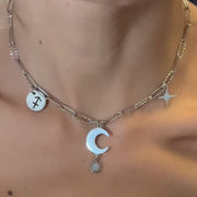 Collier Astro ras de cou Astraïa en acier inoxydable pour le Sagittaire, bijou inspirant et libre évoquant l’aventure et la sagesse.