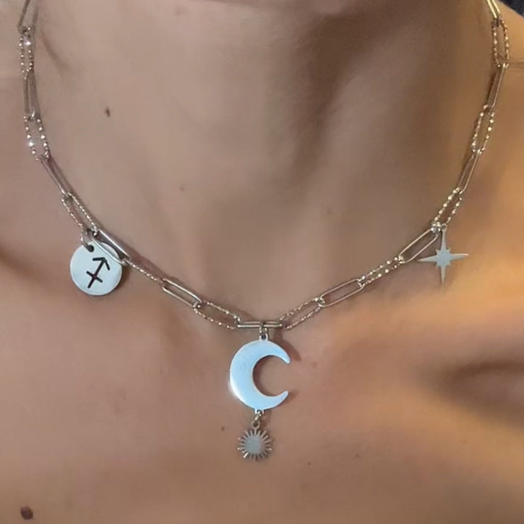 Collier Astro ras de cou Astraïa en acier inoxydable pour le Sagittaire, bijou inspirant et libre évoquant l’aventure et la sagesse.