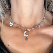 Collier Astro ras de cou Astraïa en acier inoxydable pour le Taureau, bijou raffiné inspiré par la stabilité, la douceur et la paix intérieure.