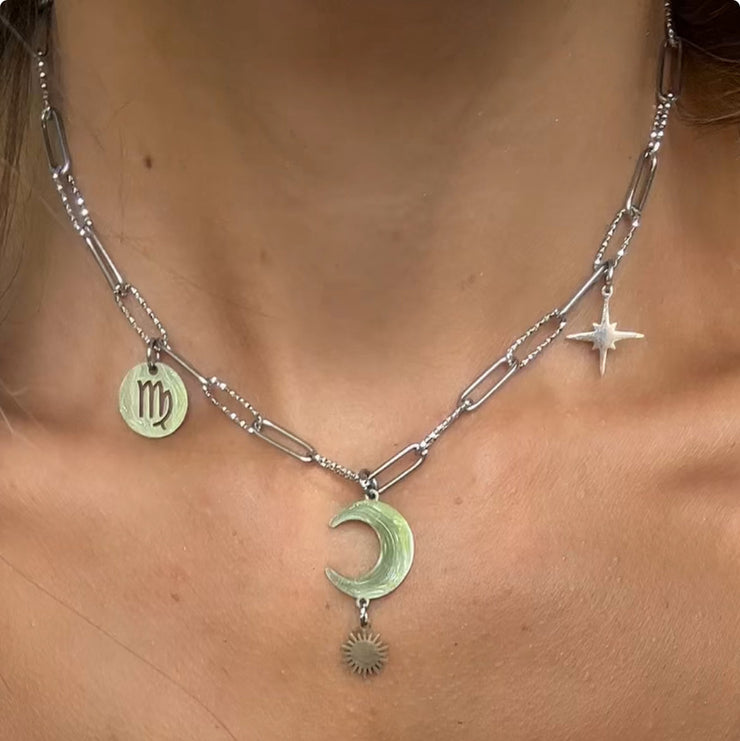 Collier Astro ras de cou Astraïa en acier inoxydable pour la Vierge, bijou délicat et précis symbolisant la pureté et la sérénité intérieure.